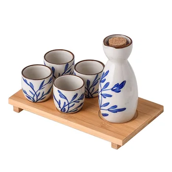 Керамический Японский Набор Саке Blue Leaves из 5 частей с 1 Бутылкой Токкури Графином 4 Чашками Очоко и Бамбуковым Сервировочным Подносом