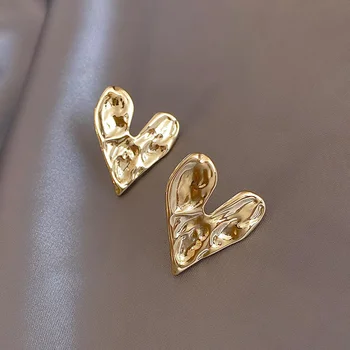 Смысл дизайна Вогнутые Выпуклые Неровные Серьги в виде сердечек Золотого цвета Корейская бижутерия Для вечеринки Необычные Аксессуары Для женского подарка