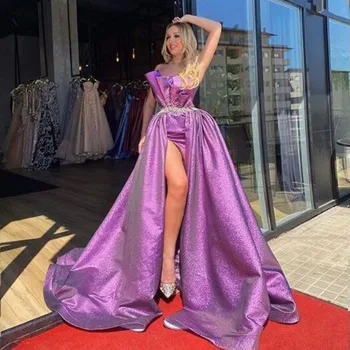 Сексуальные вечерние платья без бретелек с высоким разрезом 2021, модные для подиума Фиолетовые атласные платья для выпускного вечера с рюшами, шлейф Robe De Soiree